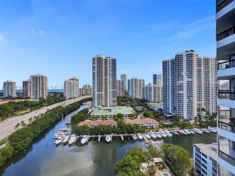 Comprar apartamento en Mystic Pointe 600 1811