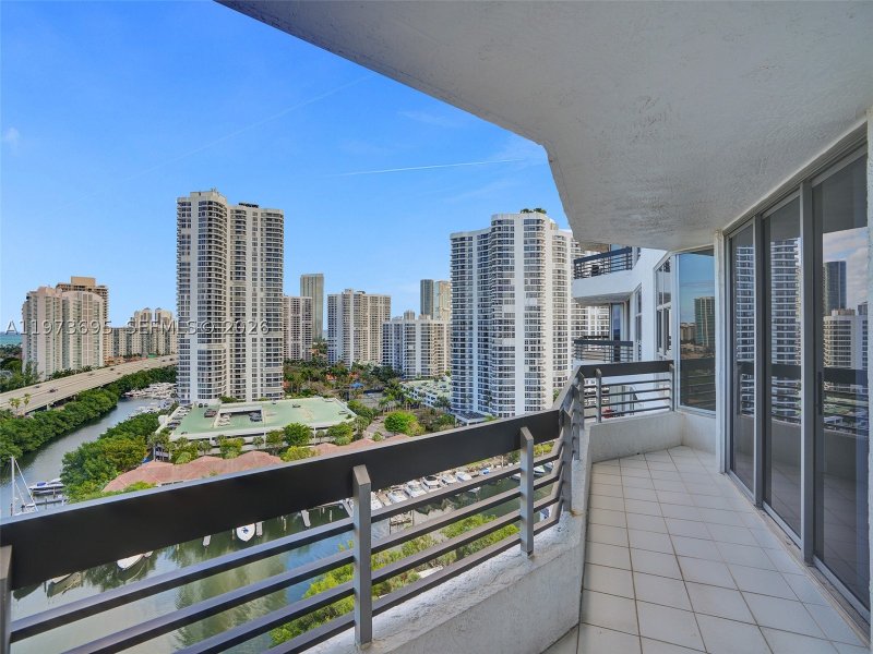 Comprar apartamento en Mystic Pointe 600 1811