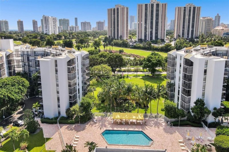 Condo for sale at Biscaya 416