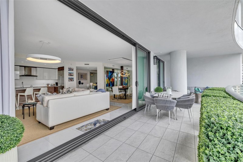 Apartment for rent at 100 Las Olas 1701