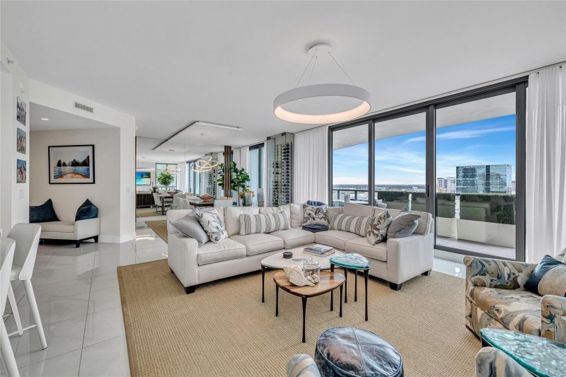 Apartment for rent at 100 Las Olas 1701