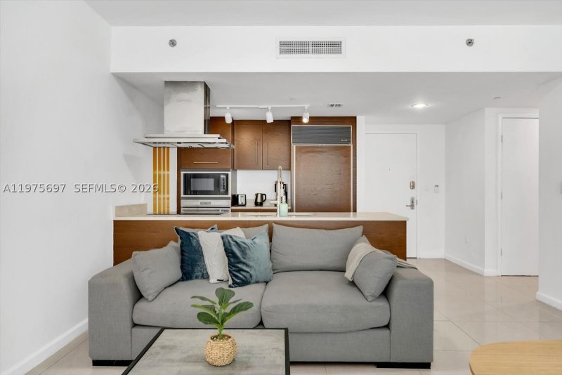 Condo for sale at Icon Brickell Viceroy 1807