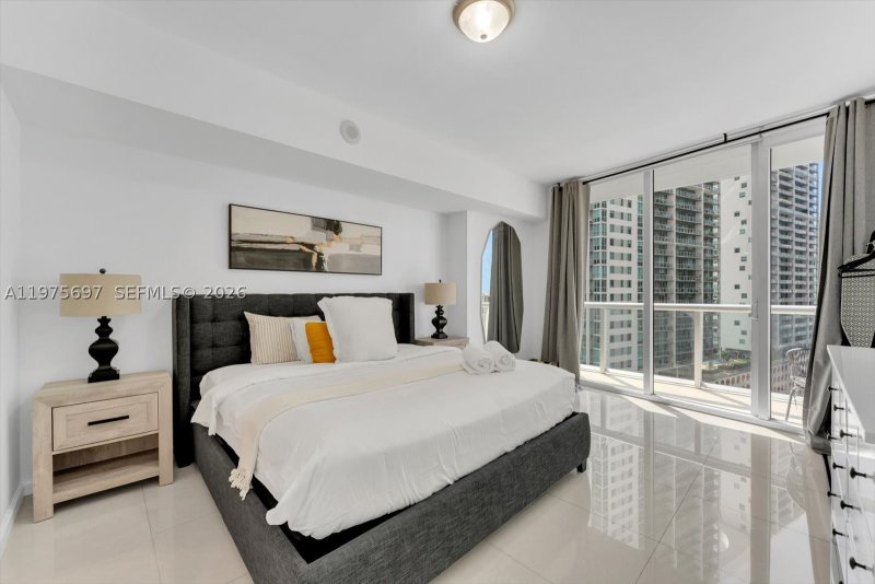Condo for sale at Icon Brickell Viceroy 1807