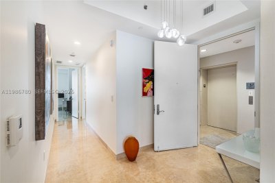 Aluguel de apartamento no Trump Tower One 3002