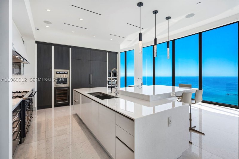 Comprar apartamento no The Estates at Acqualina 4507