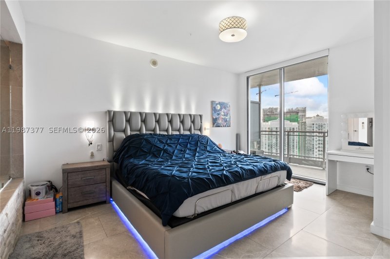 Condo for sale at The Ivy 4301
