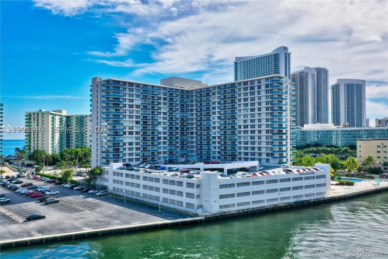 Apartment for rent at Hallmark of Hollywood 902
