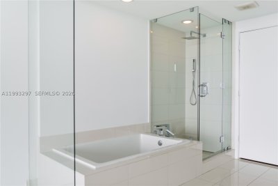 Comprar apartamento no Paraiso Bay Miami 2104