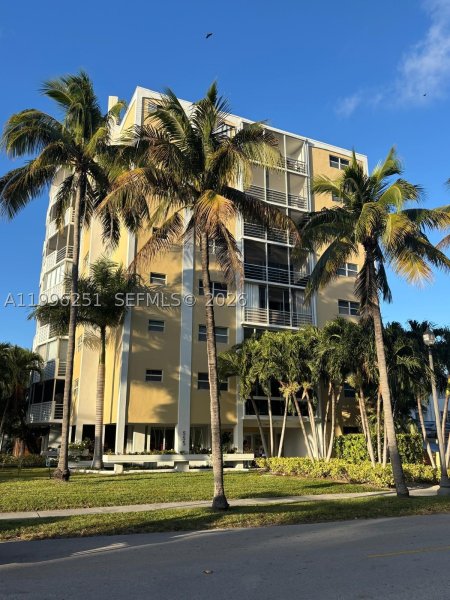 Condo for sale at Crandon Tower 43