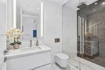 Comprar apartamento no Aston Martin Residences 1002