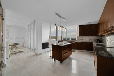 Aluguel de apartamento no Trump Tower One 1406