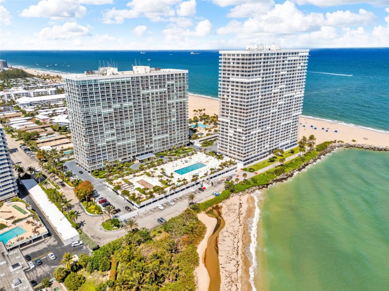 Condo for sale at Point of Americas 2805