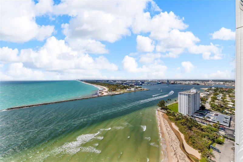 Condo for sale at Point of Americas 2805