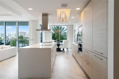 Comprar apartamento no Marina Palms Yacht Club 209