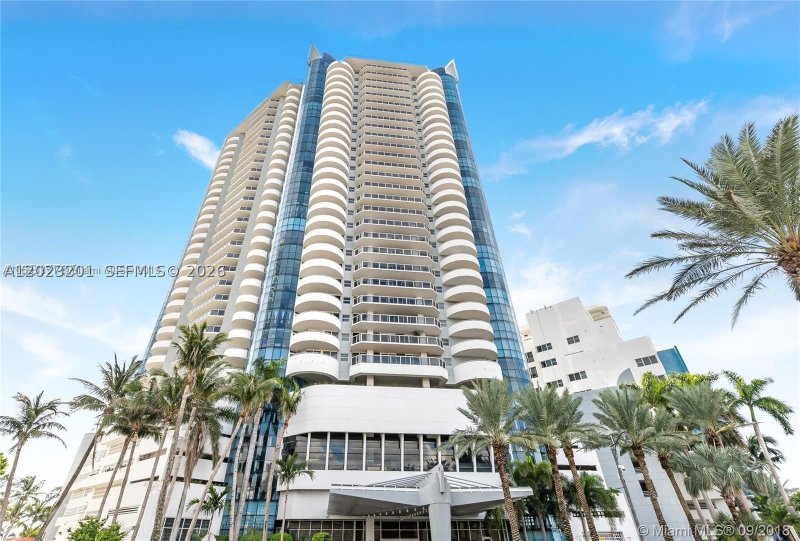 Apartment for rent at La Gorce Palace 1206