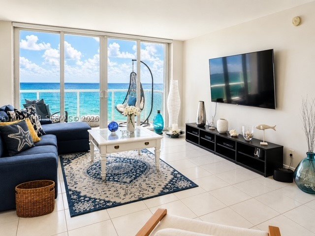 Condo for sale at Parker Tower 1705