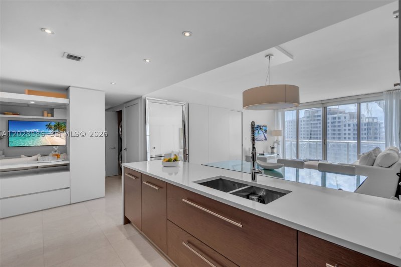 Condo for sale at Icon Brickell Tower I 2703