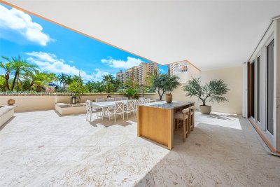 Comprar apartamento no Club Tower Two 205/305