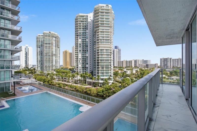 Apartment for rent at Parque Towers at St. Tropez 5-708