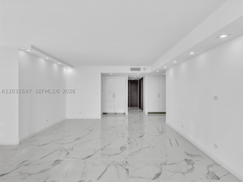 Condo for sale at Winston Towers 712