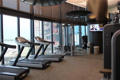 Aluguel de apartamento no Porsche Design Tower 4804