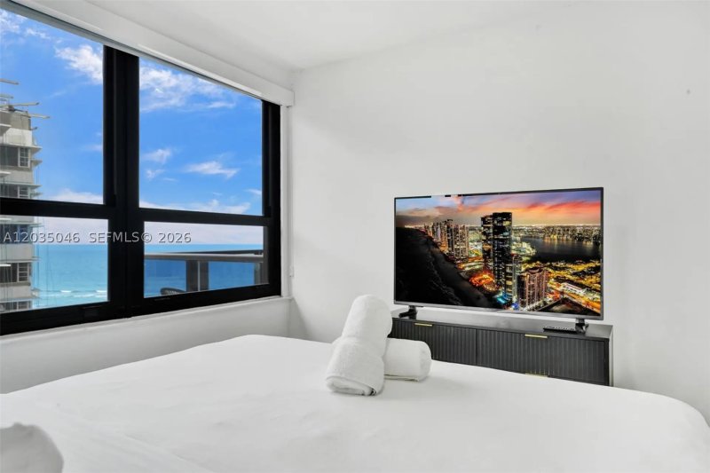 Condo for sale at The Alexander 1606