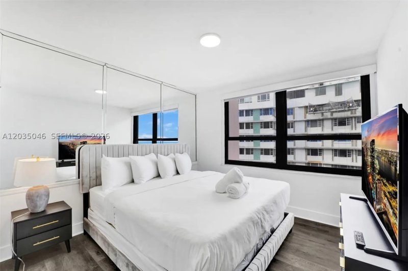 Condo for sale at The Alexander 1606