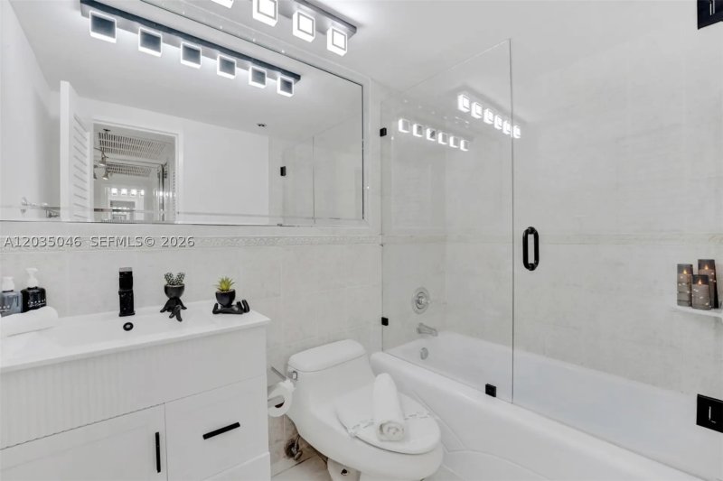 Condo for sale at The Alexander 1606
