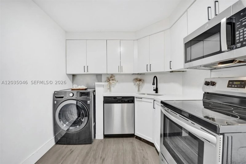 Condo for sale at The Alexander 1606