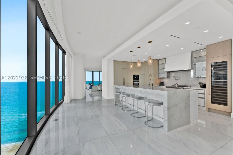 Comprar apartamento no The Estates at Acqualina 1801