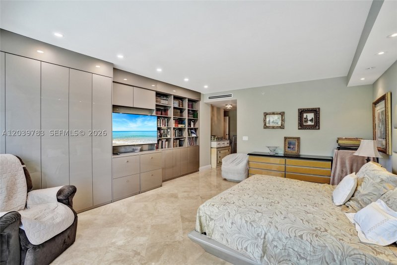 Condo for sale at Majestic Tower 402