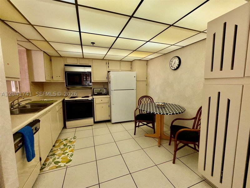 Condo for sale at Winston Towers 405