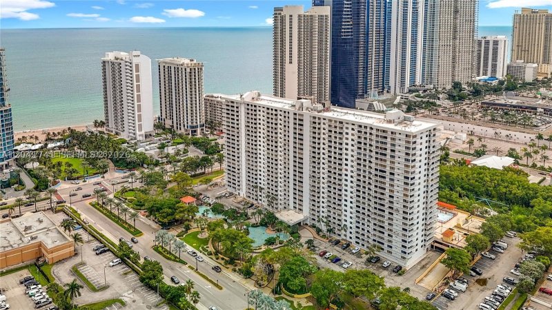 Condo for sale at Winston Towers 405