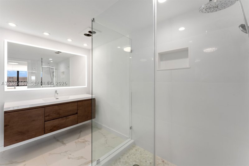 Condo for sale at Grove Isles Tower III C803