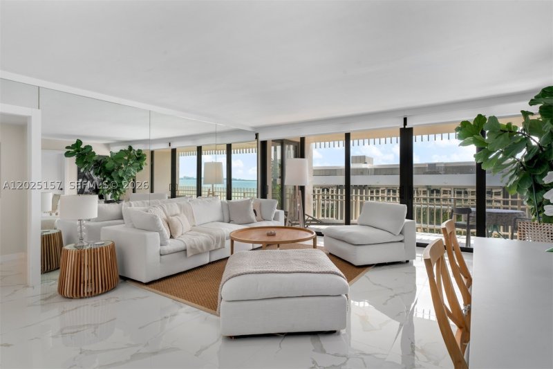 Comprar apartamento en Grove Isles Tower III C803