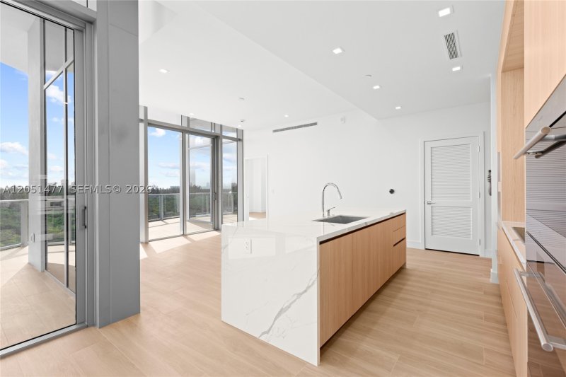 Condo for sale at One Park Tower by Turnberry 611