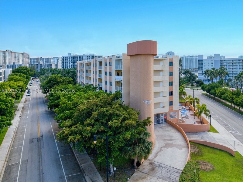 Condo for sale at Marbella Tower 711