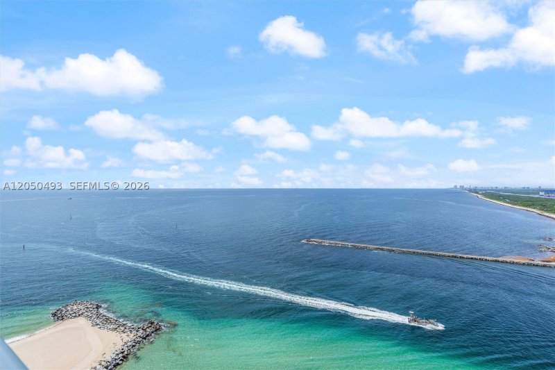 Condo for sale at Point of Americas 2804