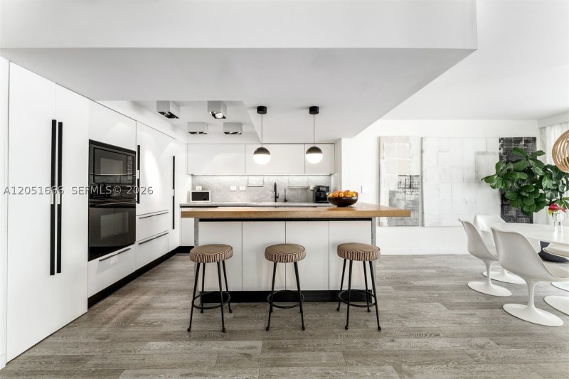Condo for sale at Commodore Club South 801