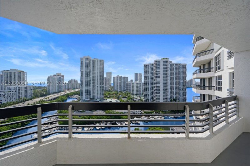Condo for sale at Mystic Pointe 600 1910