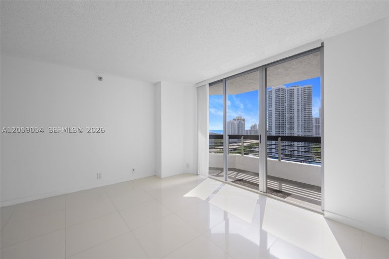 Condo for sale at Mystic Pointe 600 1910