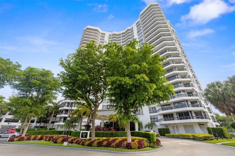 Condo for sale at Mystic Pointe 600 1910