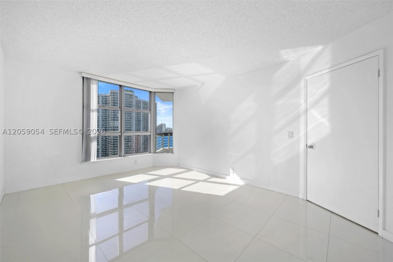 Condo for sale at Mystic Pointe 600 1910