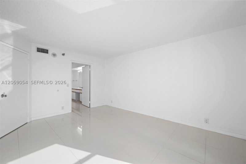 Condo for sale at Mystic Pointe 600 1910