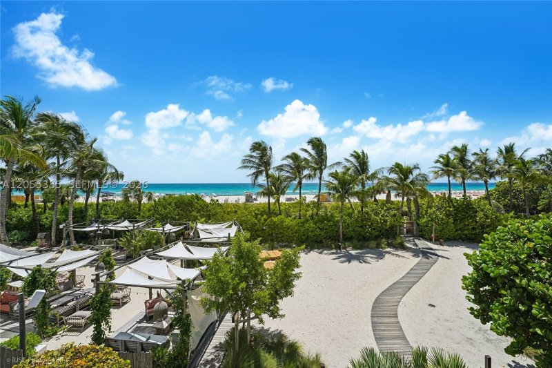 Condo for sale at Roney Palace 522