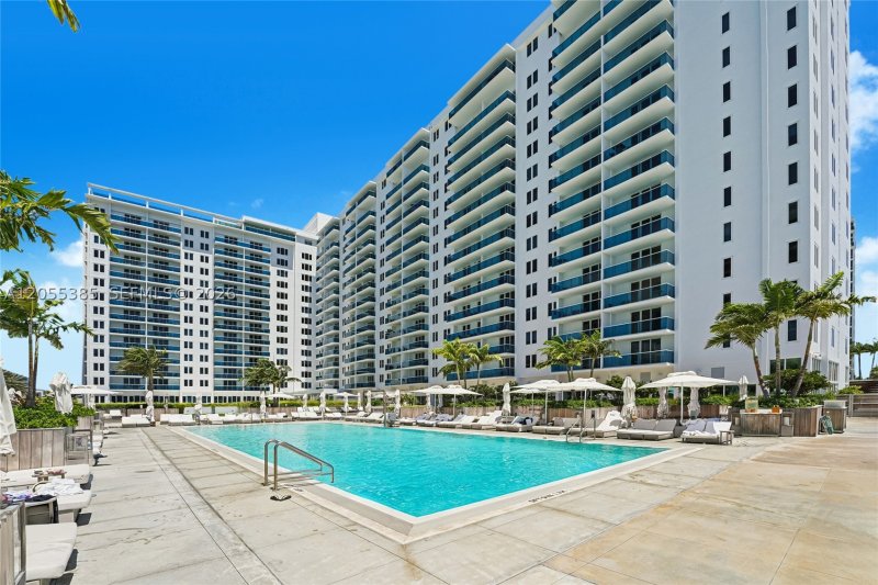 Condo for sale at Roney Palace 522