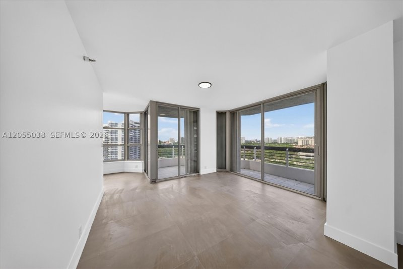 Condo for sale at Mystic Pointe 500 1606