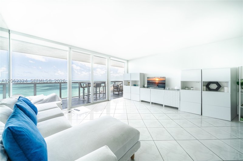 Apartment for rent at La Gorce Palace 2802