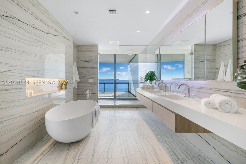 Condo for sale at Eighty Seven Park 701