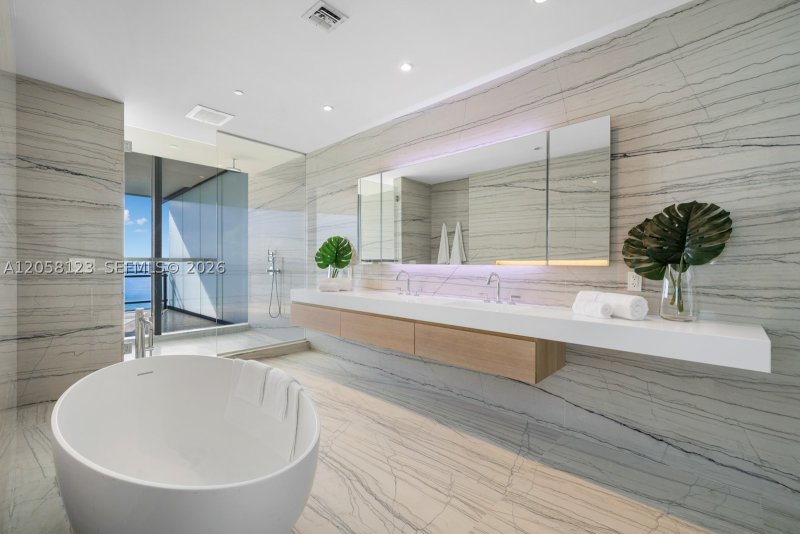Condo for sale at Eighty Seven Park 701